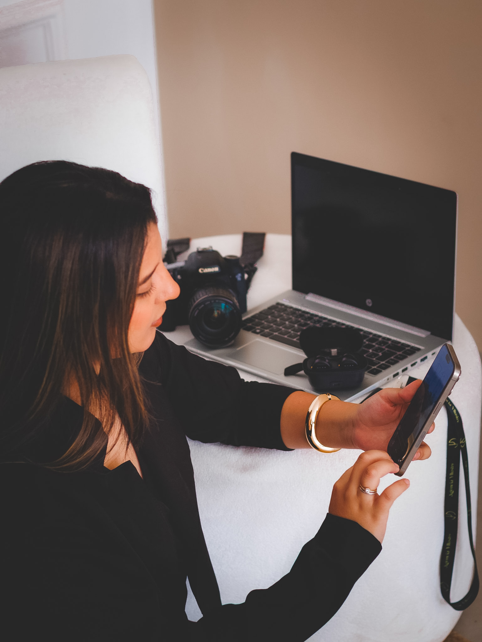 Profissional da Yllustre produzindo conteúdo com equipamentos audiovisuais